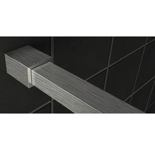 Detail van een handdoekstang met houten structuur