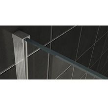Detailopname van een douchecabine met glazen wand en frame