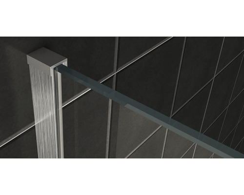 Detailopname van een douchecabine met glazen wand en frame