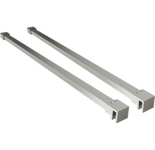 Twee zilverkleurige aluminium palen voor hekwerk