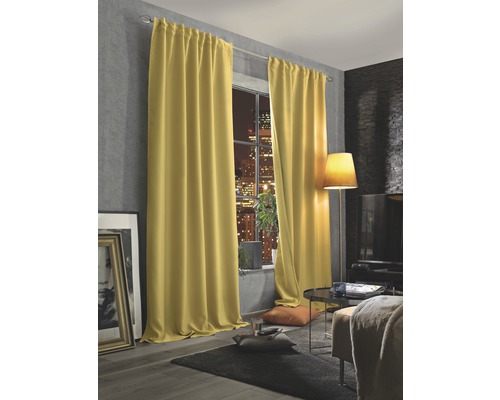 Woonkamer met raam en gordijnen