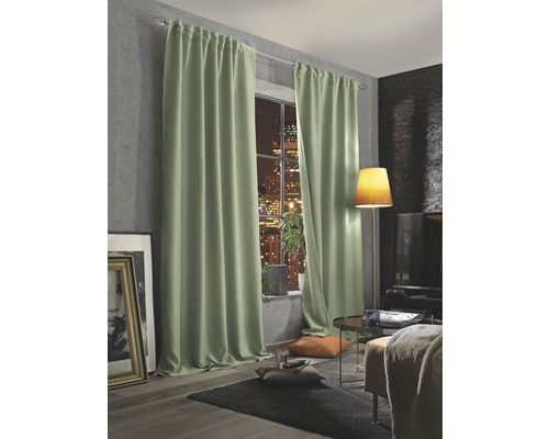 Woonkamer met ramen en lange gordijnen aan een gordijnroede