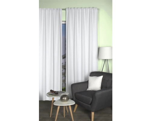 Woonkamer met witte gordijnen voor het raam