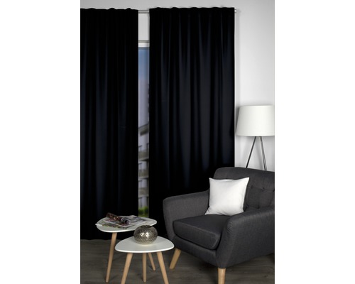 Decoratieve woonkamer met zwarte gordijnen