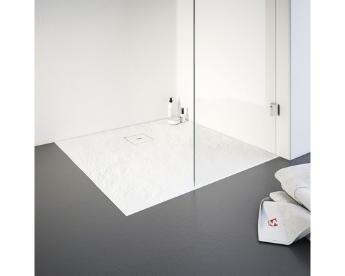 Gelijkvloerse douche met douchebak van mineraal gegoten steen en afvoer