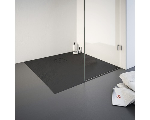 Gelijkvloerse douche met douchegoot in een badkamer.