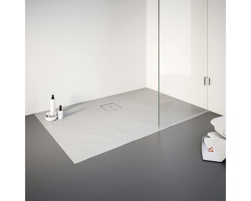 Inloopdouche met douchegoot en glazen scheidingswand in de badkamer.