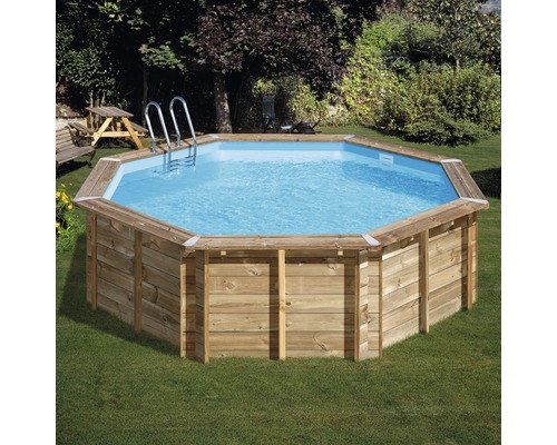 Achtvormig houten zwembad met ladder in de tuin.