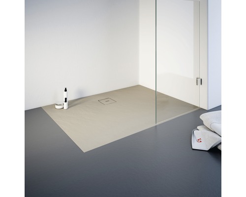 Gelijkvloerse douche met douchebak, douchecabine en handdoeken in de badkamer.