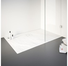 Inloopdouche met douchebak en glazen wand in de badkamer.