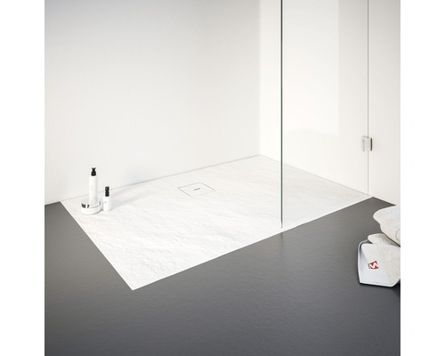 Inloopdouche met douchebak en glazen wand in de badkamer.