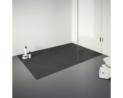 Inloopdouche met vlakke douchebak en glazen scheidingswand in de badkamer