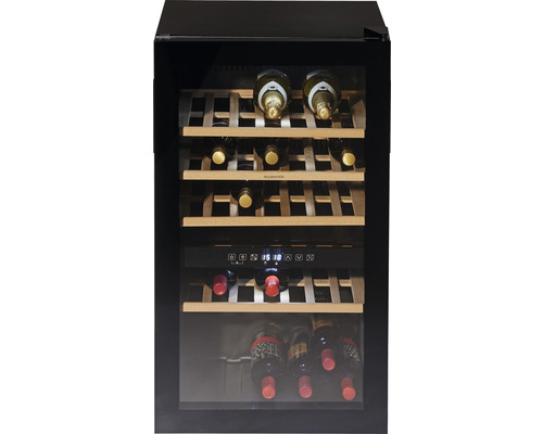 Wijnkoelkast met houten rekken en diverse flessen wijn