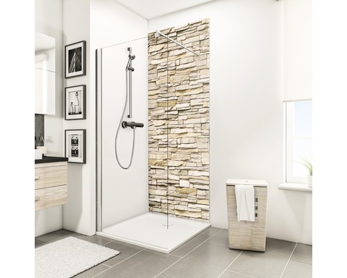 Badkamer met douchecabine, douchebak en wandpaneel met steenmotief