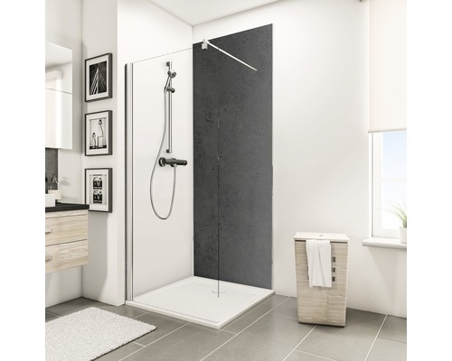 Douchecabine met douchebak, douchearmatuur en wasmand in een badkamer.