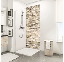 Douchecabine met stenen wanddesign in een lichte badkamer.