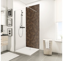 Badkamer met douche, douchebak, douchearmatuur en privacy scherm