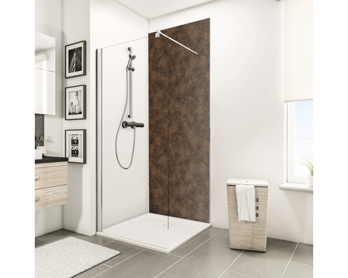 Badkamer met douche, douchebak, douchearmatuur en privacy scherm