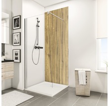 Badkamer met douche, douchekraan, douchebak en houten element