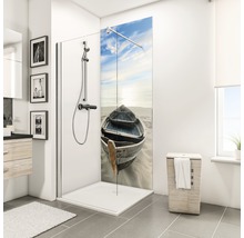 Badkamer met douchecabine met bootmotief, wastafel, spiegel, wasmand en raam voor een heldere, georganiseerde ambiance.