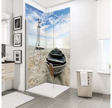 Douchecabine met bootmotief in een badkamer.