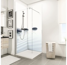 Moderne badkamer met douchecabine, wastafel en wasmand