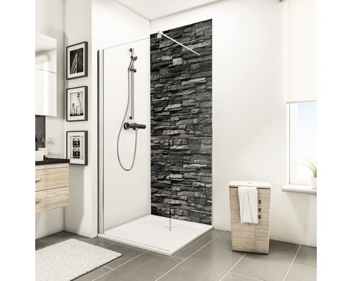 Badkamer met douchecabine, douchebak, douchearmatuur en wasmand