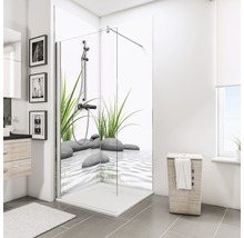 Badkamer met douchecabine, wastafel, spiegel en wasmand
