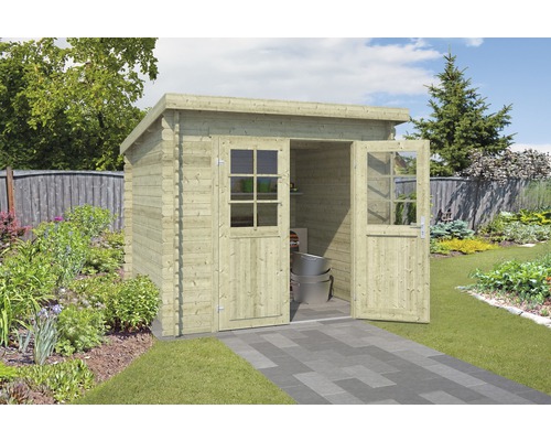 Houten tuinhuis met openstaande dubbele deuren in de tuin