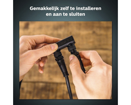 Een kabelconnector wordt met de hand aangesloten.
