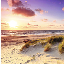 Strand met duin en zonsondergang