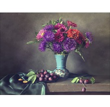 Stilleven met boeket bloemen in vaas en pruimen op een bord