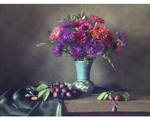 Stilleven met boeket bloemen in vaas en pruimen op een bord