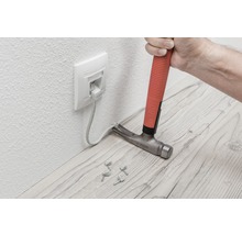 Installatie van een netwerkkabel met een hamer en kabelklemmen.