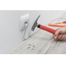 Installatie van een netwerkkabel met hamer en kabelklemmen