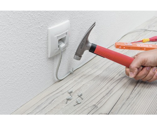 Installatie van een netwerkkabel met hamer en kabelklemmen