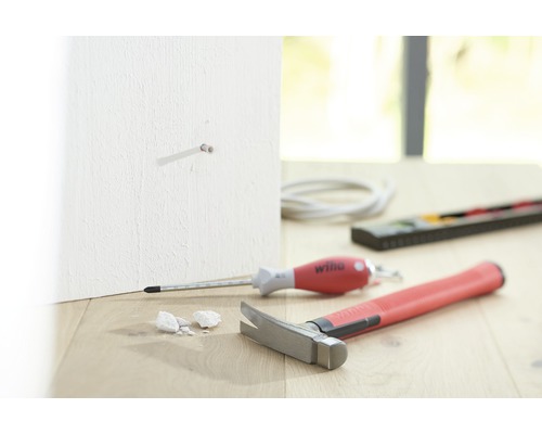 Scène met hamer, schroevendraaier, plug en waterpas op een houten vloer