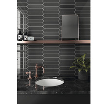 Badkamer met langwerpige, zeshoekige wandtegels, wastafel, spiegel en decoratie