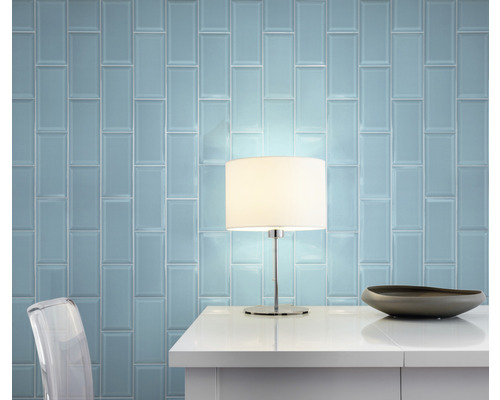 Wanddecoratie met rechthoekige tegels, tafellamp en decoratieve schaal