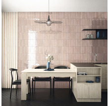 Eetgedeelte met tafel, stoelen en kitchenette voor een wand met langwerpige tegels