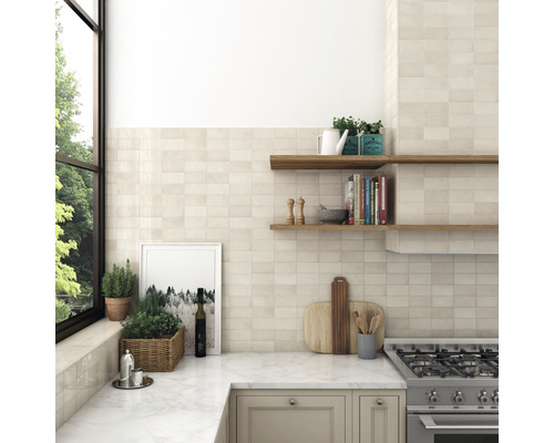 Lichte keuken met tegels op de muur en houten planken