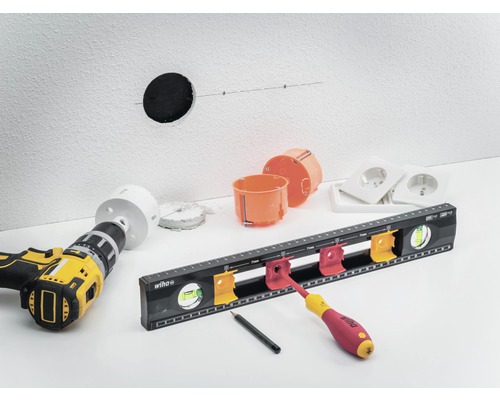 Gereedschapsopstelling voor elektrische installatie met boormachine, waterpas, schroevendraaier, potlood en stopcontacten