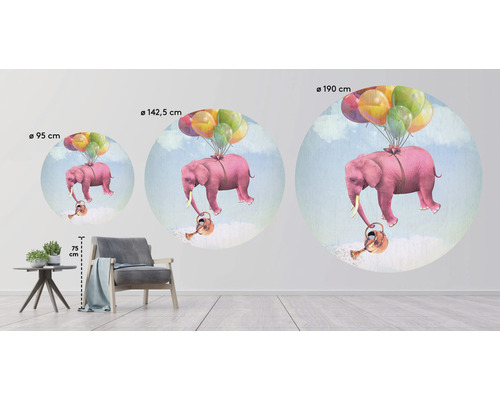 Muursticker met roze olifant die aan ballonnen hangt en met een gieter water geeft, verschillende maten