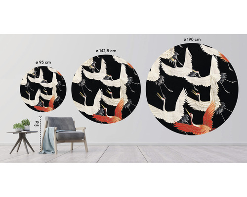 Drie ronde muurschilderingen met kraanvogelmotieven in verschillende maten, gerangschikt in een woonkamer.