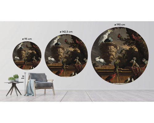 Illustratie van muurstickers met vogel- en apenmotieven in verschillende formaten, geplaatst in een kamer met meubels.