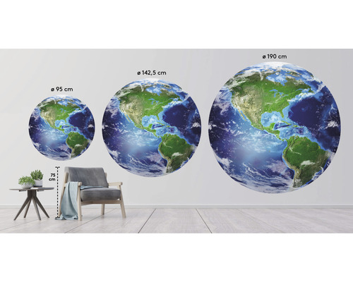 Drie muurstickers met aardemotief in verschillende formaten (95 cm, 142,5 cm, 190 cm) in een woonkameromgeving.