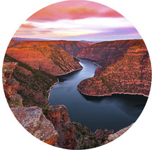 Landschapsbeeld van een canyon met rivier
