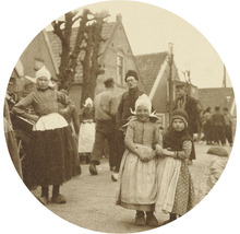 Historische foto van kinderen in traditionele Hollandse kleding op een straat