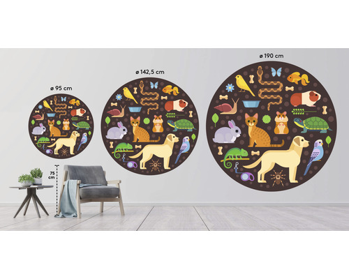 Decoratieve muursticker met dierenmotieven in drie maten naast een stoel