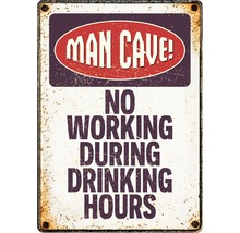 Metalen bord met de tekst ''Man Cave. Niet werken tijdens drinkuren''